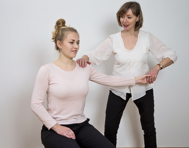 Undervisning i alexanderteknik aktiverer de 2 inderste lag rygmuskler, de "posturale", som er med til at holde dig oprejst.